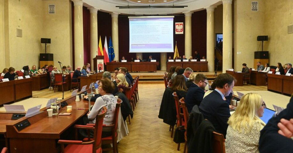 zdjęcie: Warszawa: radni KO chcą wprowadzić nocna prohibicje od godziny 22.00 / Warszawa, 02.10.2025. XXVII sesja Rady m.st. Warszawy w stołecznym Pałacu Kultury i Nauki, 2 bm. Radni zajmą się projektami dotyczącymi zakazu nocnej sprzedaży alkoholu. (ad) PAP/Piotr Nowak