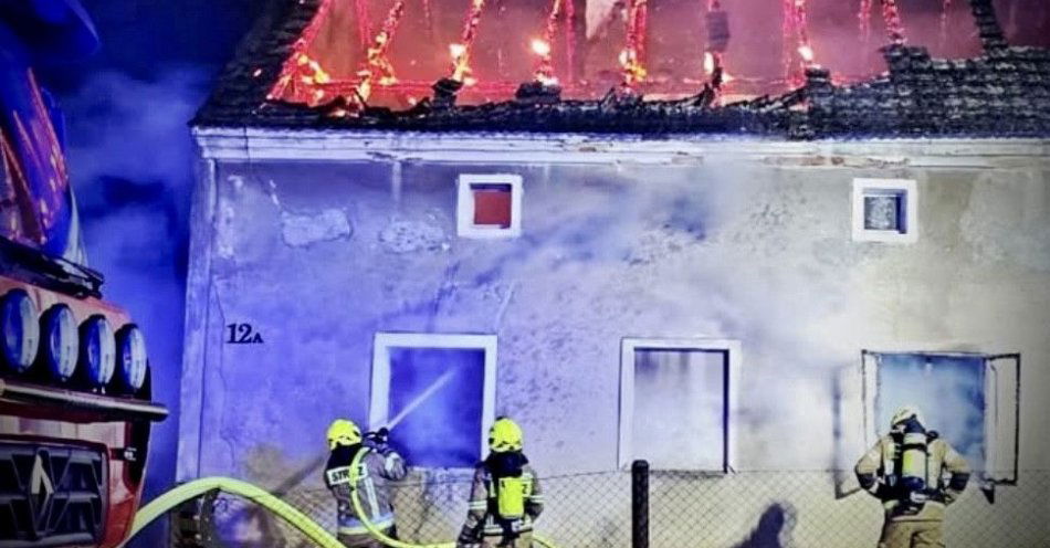 zdjęcie: Pożar w Skoroszowicach. 88 letnia uratowana, dom zniszczony / fot. KPP w Strzelinie POŻAR STRAWIŁ CAŁY DOBYTEK 88-LETNIEJ MIESZKANKI POWIATU