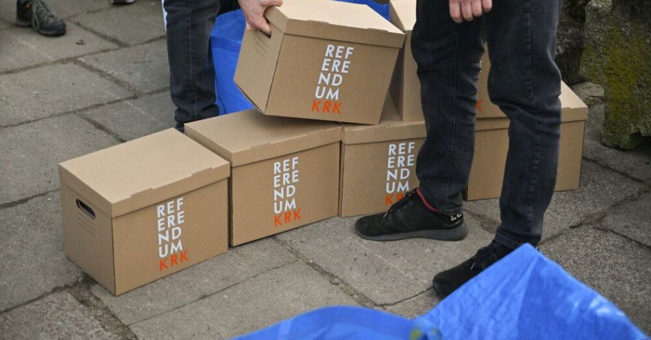 zdjęcie: Inicjatorzy referendum ws. odwołania prezydenta Krakowa: zakończyło się liczenie podpisów pod wnioskiem / Kraków, 11.03.2026. Akcja zbierania podpisów w Krakowie, 11 bm. pod wnioskiem o przeprowadzenie referendum w sprawie odwołania prezydenta Aleksandra Miszalskiego. Podpisy zostaną przekazane do Komisarza Wyborczego w Krakowie, który rozpocznie procedurę sprawdzania ich ważności. (ad) PAP/Art Service