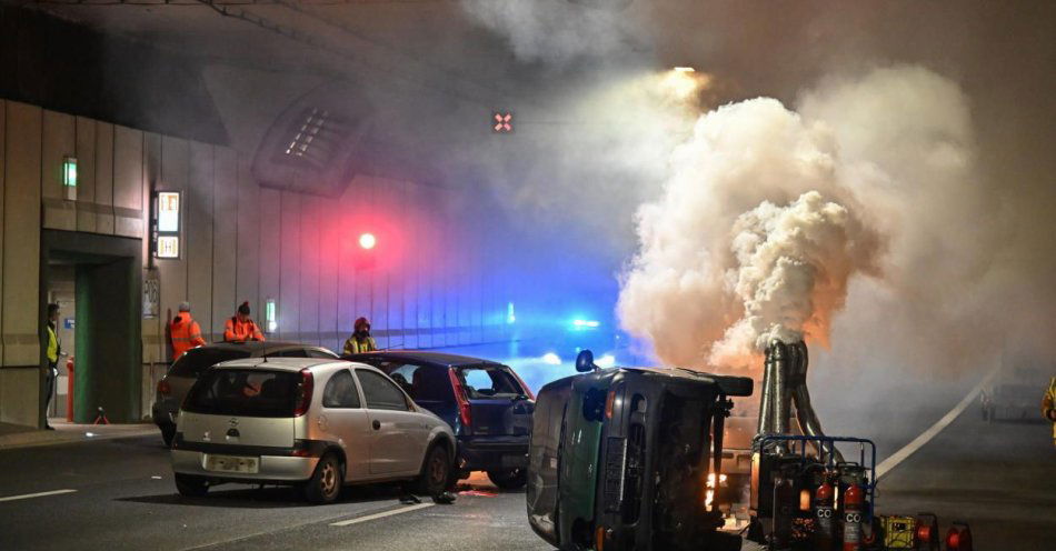 zdjęcie: W niedzielę rano jest już otwarty tunel POW / fot. PAP