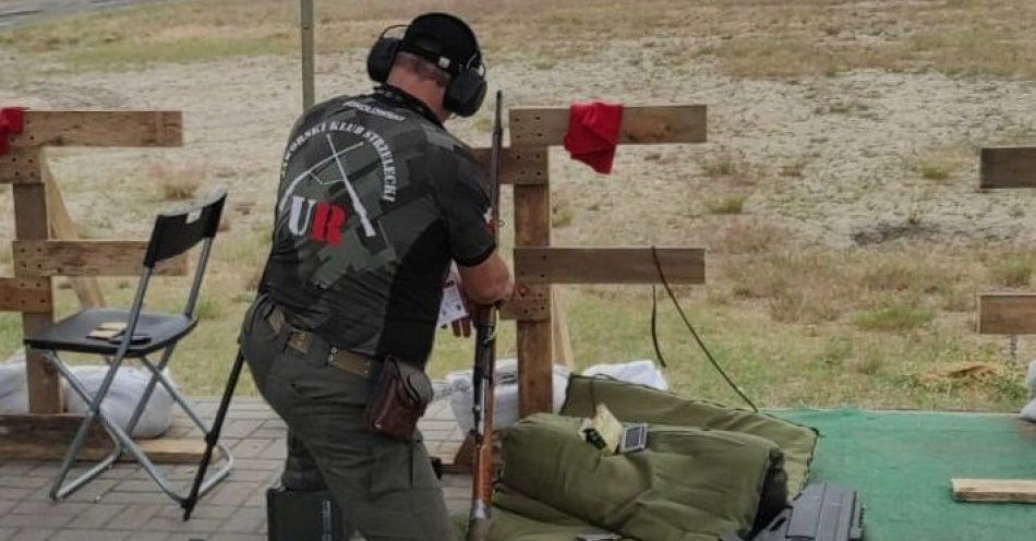 zdjęcie: Policjant z Jawora po raz kolejny Mistrzem Polski w sportowych zawodach strzeleckich I Rundy Pucharu Polski Open Long Range Shooting w Zielonce / fot. KPP w Jaworze