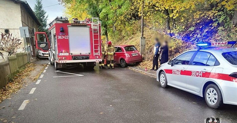 zdjęcie: Wjechała w zaparkowany samochód, który to następnie uderzył w pieszą / fot. KMP w Wałbrzychu