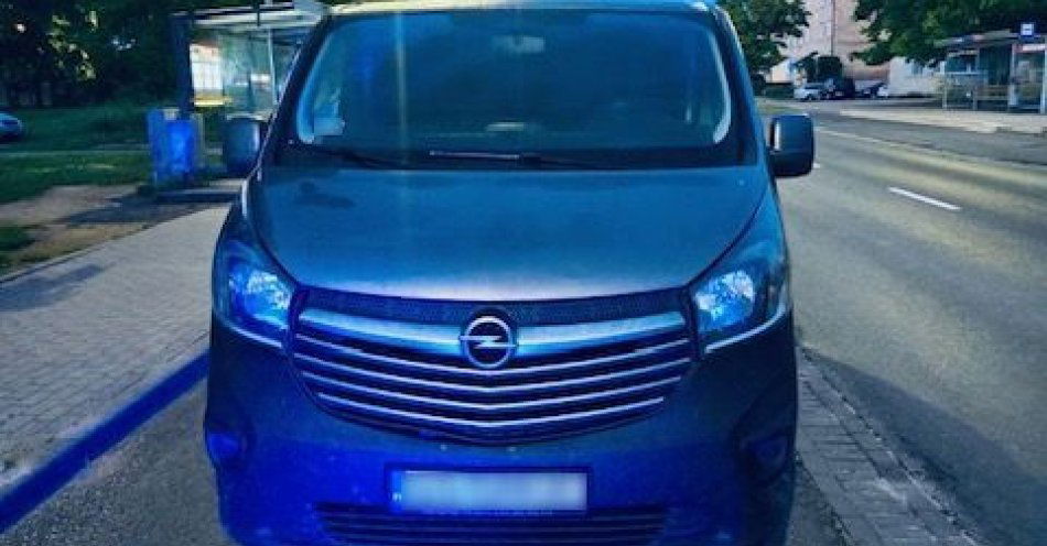 zdjęcie: Policjanci zatrzymali sprawcę kradzieży samochodu i odzyskali pojazd. / fot. KMP w Słupsku