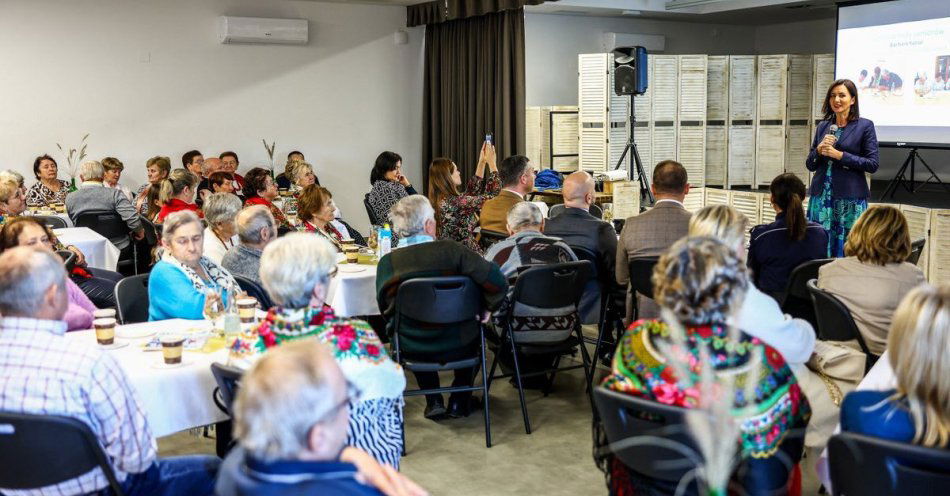 zdjęcie: Seniorzy uczą się jak nie dać się oszustom w Gnojniku / fot. KMP w Brzesku