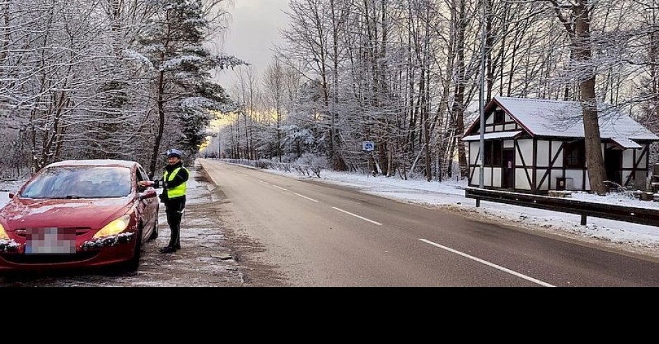 zdjęcie: Apteczki dla kierowców od puckiej drogówki. Puccy policjanci promują posiadanie apteczki samochodowej na wyposażeniu pojazdu. / fot. KPP w Pucku