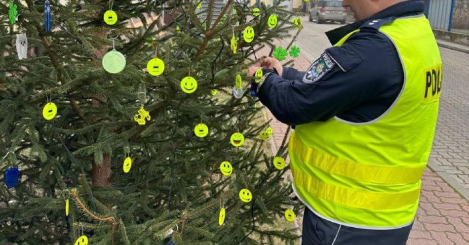 zdjęcie: Odblaskowa choinka w Wyszkowie przypomina o bezpieczeństwie / fot. KPP w Wyszkowie