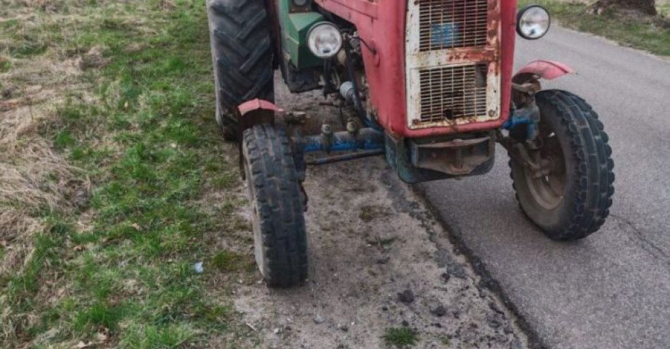 zdjęcie: Nie te tablice nie ten ciągnik 59-latek odpowie za przestępstwo / fot. KPP w Człuchowie Nie te tablice, nie ten ciągnik. 59-latek odpowie za przestępstwo