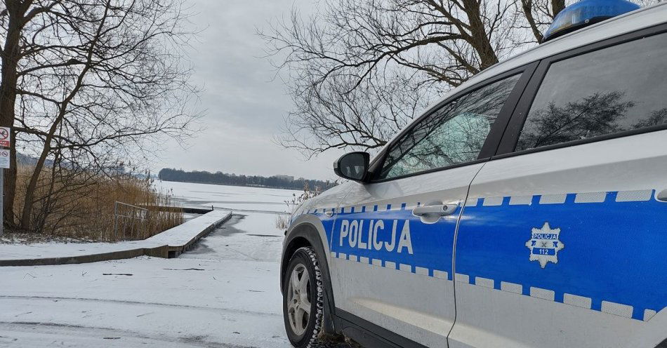 zdjęcie: Pamiętaj - wchodząc na zamarznięte jezioro, staw, rzekę- ryzykujesz życie! / fot. KPP w Wałczu