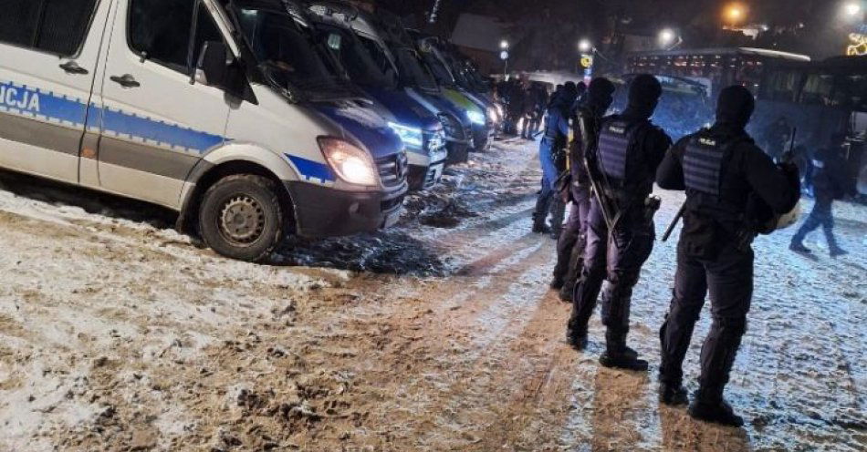 zdjęcie: Bezpieczeństwo na finale Pucharu Polski w hokeju w Krynicy / fot. KMP w Nowym Sączu