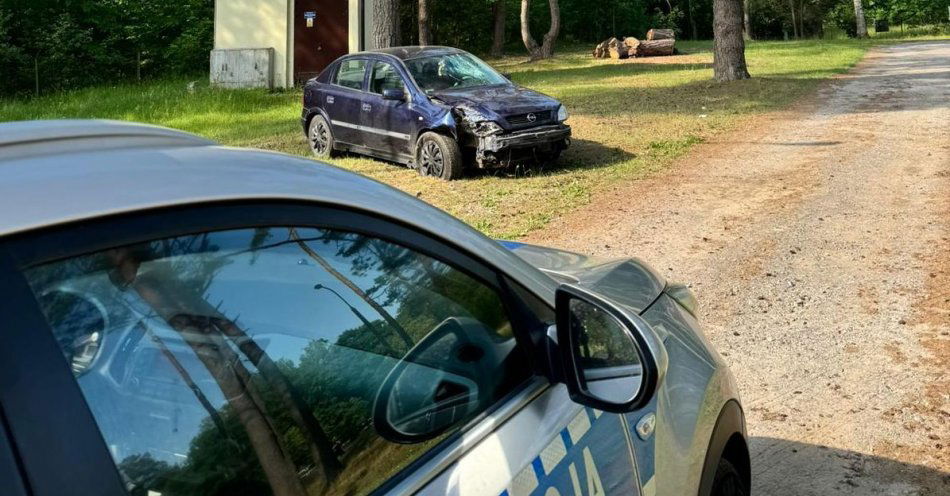 zdjęcie: Nieletni za kierownicą opla. Uderzył w drzewo. / fot. KPP Włodawa