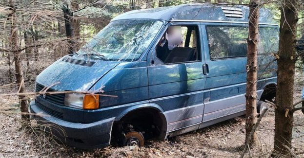 3 osoby zatrzymane w zawiązku z kradzieżą kampera. Zarzuty usłyszało też 2 paserów, jeden z nich zakopał łup na posesji