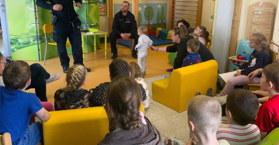 zdjęcie: Dzielnicowi uczą dzieci z przedszkola specjalnego bezpieczeństwa / fot. KPP Krasnystaw