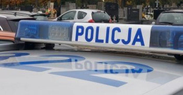 Policjanci czuwają nad bezpieczeństwem odwiedzających cmentarze