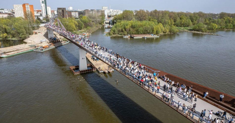 zdjęcie: Z kładki pieszo-rowerowej skorzystało około 200 tys. osób / fot. PAP