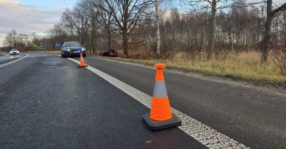 zdjęcie: Dachowanie Volkswagena na drodze wojewódzkiej 352 / fot. KPP w Zgorzelcu