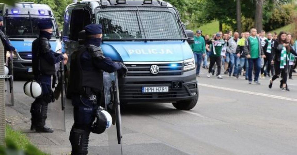 zdjęcie: Policjanci ratowali życie kobiety. Żeby dostać się do okna jej mieszkania wykorzystali dach radiowozu / fot. KMP w Ostrołęce