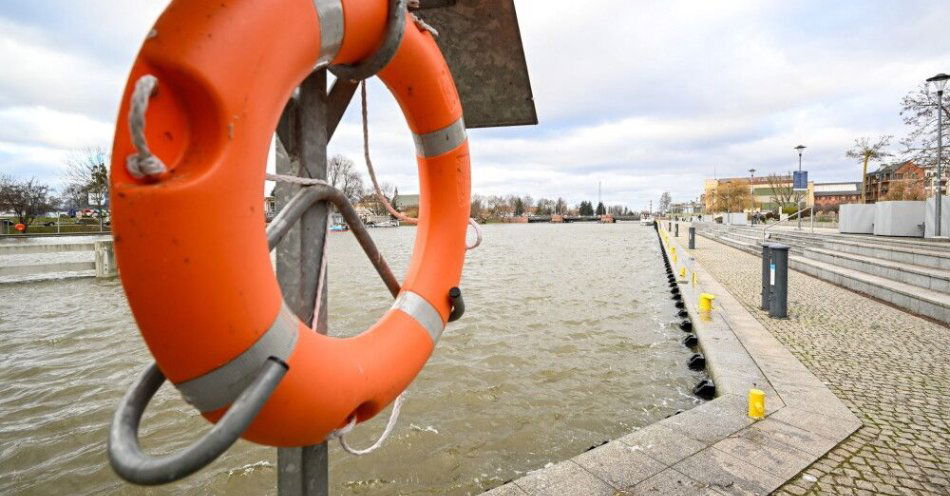 zdjęcie: IMGW ostrzega przed wzrostem poziomu wody m.in. w Bałtyku / Elbląg, 28.12.2025. Podniesiony poziom wody w rzece Elbląg, widziany na wysokości Bulwaru Zygmunta Augusta w Elblągu, 28 bm. Poziom wody w rzece przekroczył stan ostrzegawczy. Ma to związek z cofką, gdy silny wiatr z północnego zachodu wpycha wody z Zalewu Wiślanego do rzeki Elbląg. Na Bulwarze Zygmunta Augusta rozłożono 50 metrów rękawów przeciwpowodziowych. (mr) PAP/Andrzej Jackowski ***Do tego materiału zdjęciowego dostępna jest również depesza w systemie CSI, pt.: Elbląg/ Stany ostrzegawcze 