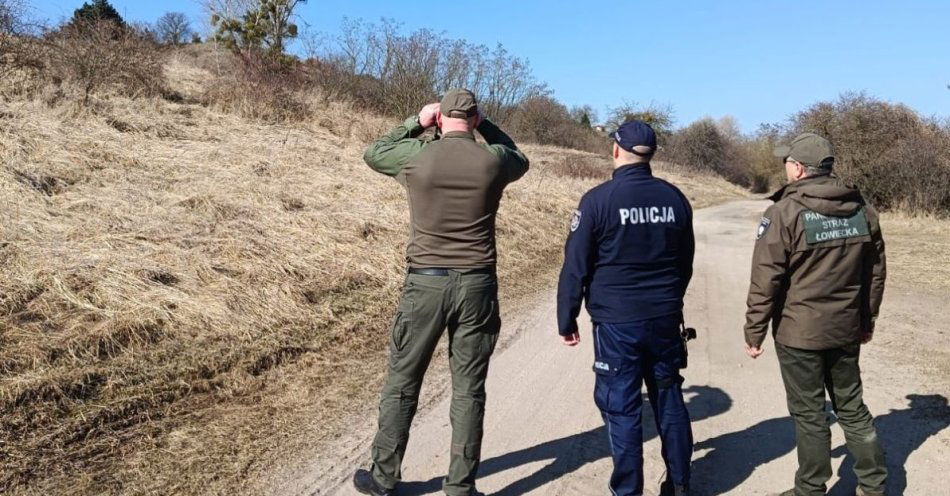 zdjęcie: Wspólne patrole w lasach przeciw ASF i kłusownictwu / fot. KPP Aleksandrów