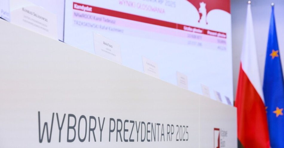 zdjęcie: Polacy za ponownym liczeniem głosów / fot. PAP