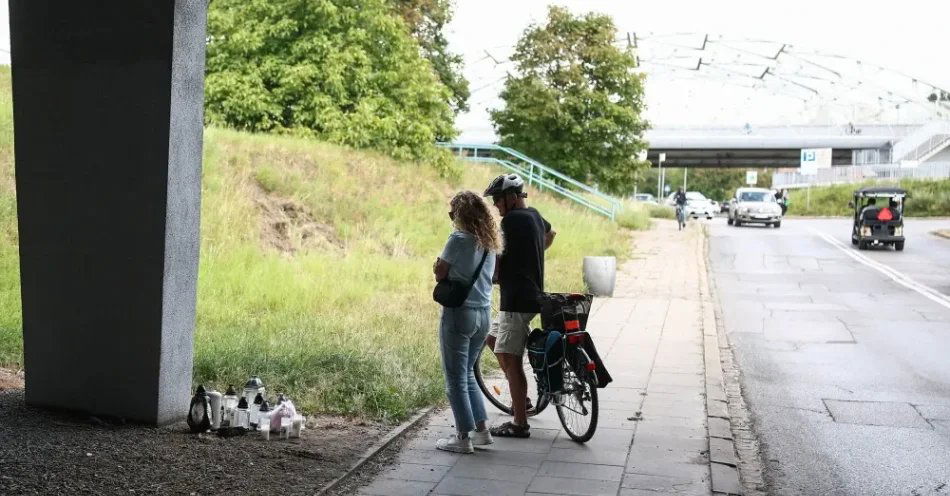 zdjęcie: Kraków: Kracik polecił analizę zmiany organizacji ruchu na Zabłociu / Kraków, 24.08.2026. Znicze w miejscu tragicznego wypadku na ulicy Nadwiślańskiej w Podgórzu w Krakowie, 24 bm. Do wypadku doszło, 23 bm. Kierujący samochodem marki Volkswagen stracił panowanie nad pojazdem prawdopodobnie z uwagi na nadmierną prędkość. Zjechał z jezdni i wjechał na chodnik, gdzie uderzył w dwie dorosłe osoby prowadzące wózek z 8-miesięcznym dzieckiem. Rodzice dziecka, oboje w wieku 32 lat, zmarli w szpitalu mimo podjętych przez medyków działań. Ich dziecko walczy o życie, jest w 