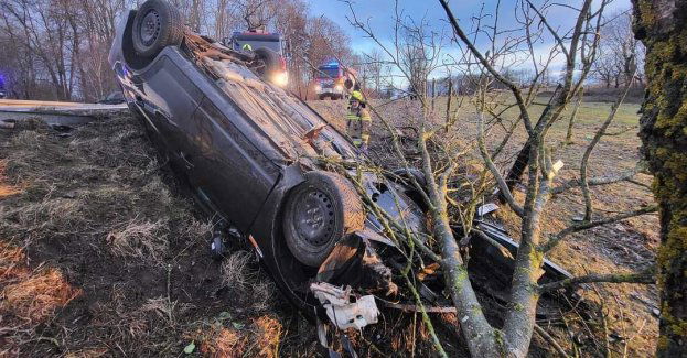 Niebezpieczny manewr na drodze przyczyną dachowania osobówki