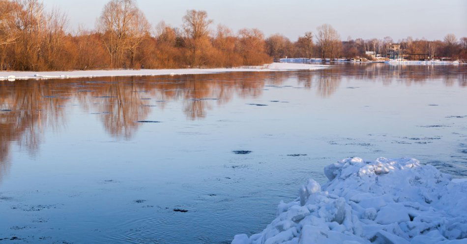 zdjęcie: Spada poziom wody w rzece Elbląg, służby pozostają w gotowości / v21698079