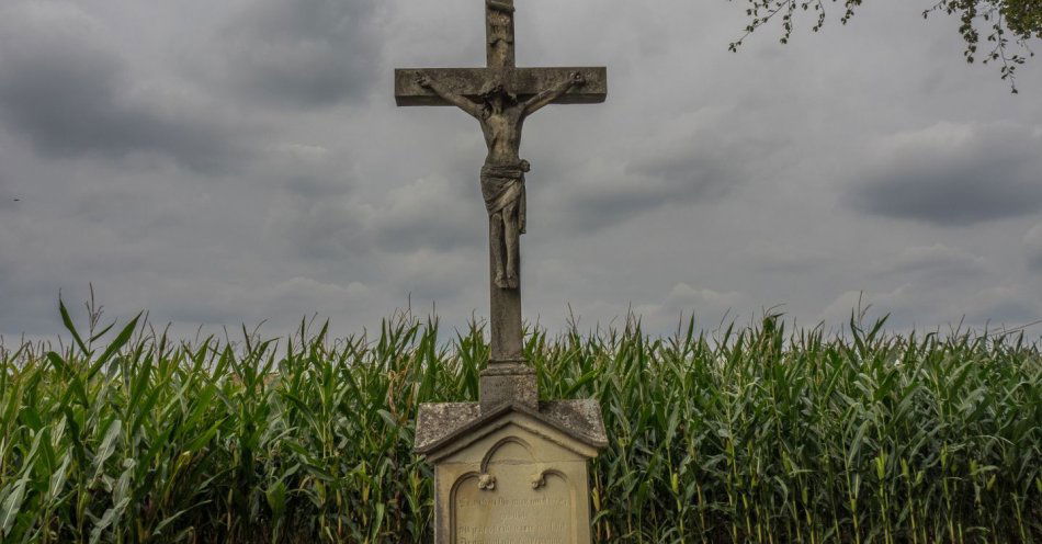 zdjęcie: Kolejne przydrożne krzyże i kapliczki w regionie zostaną odnowione / v27846767