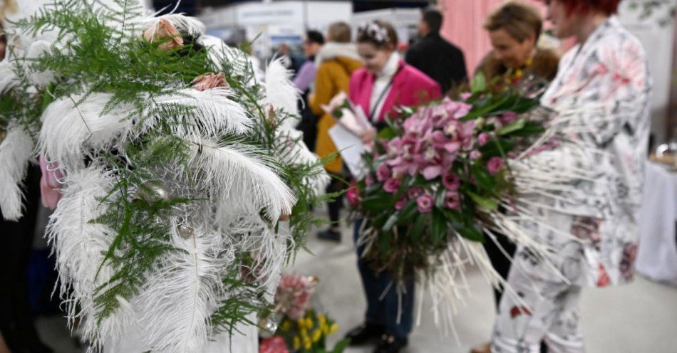 zdjęcie: 18 proc. Polaków przeznaczy od 701 do 1000 zł na tzw. kopertę lub prezent weselny / fot. PAP