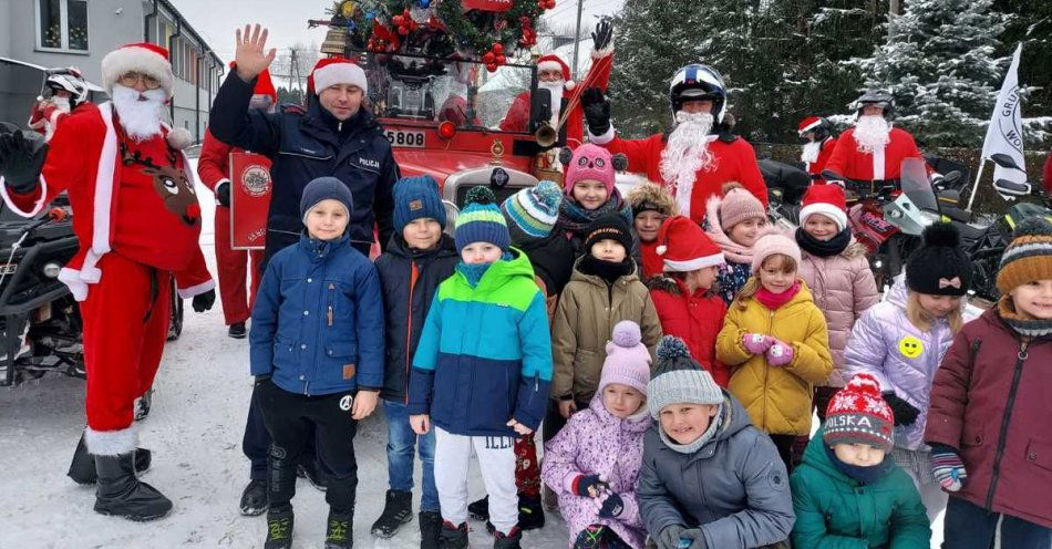 zdjęcie: Na quadach, motocyklach, kabrioletem, w wozie i w radiowozie pędziły Mikołaje / fot. KMP w Piotrkowie Trybunalskim