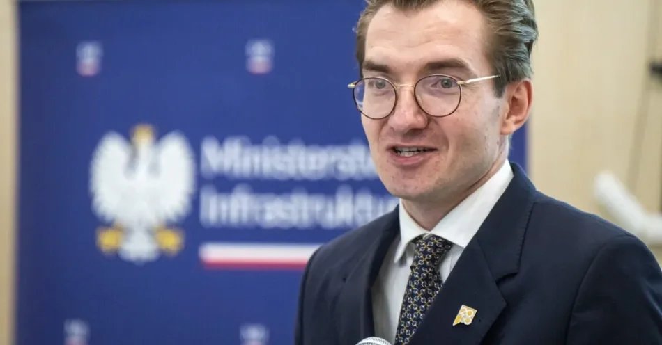 zdjęcie: Szyszko: ok. 33 mld zł z kolejnego wniosku o płatność z KPO trafi do Polski w październiku / Toruń, 22.08.2025. Sekretarz stanu w Ministerstwie Funduszy i Polityki Regionalnej Jan Szyszko podczas konferencji prasowej w siedzibie Urzędu Marszałkowskiego Województwa Kujawsko-Pomorskiego w Toruniu, 22 bm. Konferencja tow. podpisaniu umowy o dofinansowanie dwóch projektów kolejowych w woj. kujawsko-pomorskim: prac na odcinku Maksymilianowo - Kościerzyna oraz modernizacji linii kolejowej nr 353 na odcinku Toruń Główny - Toruń Wschodni wraz z infrastrukturą dworcową oraz budową nowych przysta