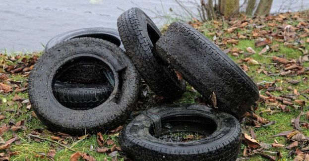 Płetwonurkowie sprzątali dno Niegocina; wydobyli stare opony, butelki i ubrania