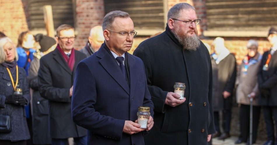 zdjęcie: Ocalali oraz prezydent Andrzej Duda złożyli kwiaty przed Ścianą Straceń / fot. PAP