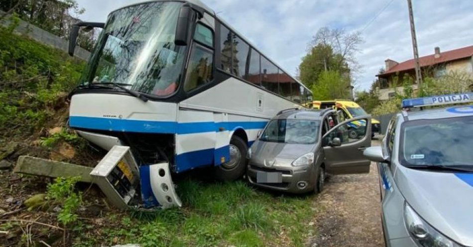 zdjęcie: Autobus stoczył się i wjechał w peugeota / fot. KPP Włodawa