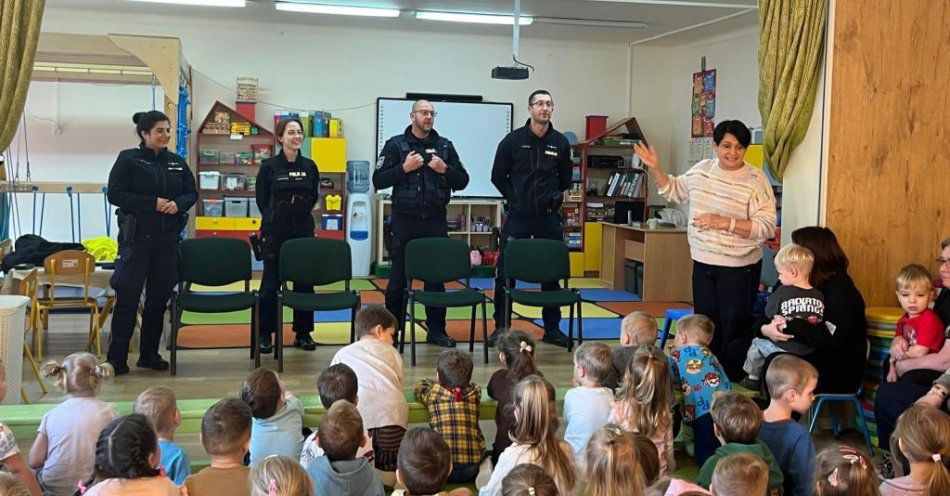 zdjęcie: Dzielnicowi uczą przedszkolaków zasad bezpieczeństwa / fot. KPP w Łowiczu