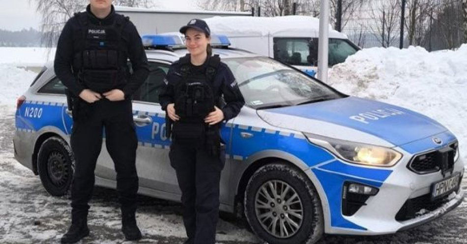 zdjęcie: Policjanci uratowali mężczyznę przed wychłodzeniem przy przystanku / fot. KMP w Gdyni post. Kinga Michalska i st. post. Patryk Grześ