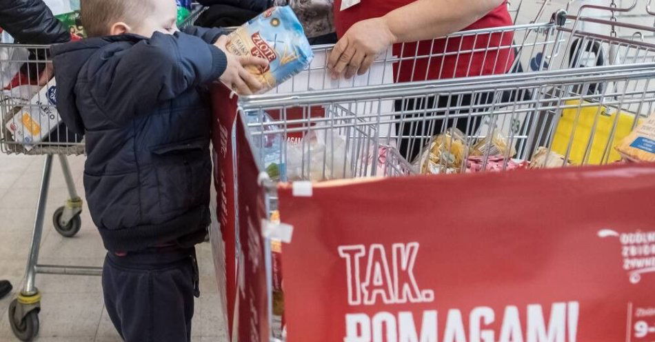 zdjęcie: Caritas Polska: w 28. edycji akcji „Tak. Pomagam!” zebrano 300 ton żywności / Lublin, 09.03.2018. Ogólnopolska XIV Zbiórka Żywności Caritas pod hasłem „Tak-Pomagam“, 9 bm. w Lublinie. Zbierane są artykuły spożywcze z długim terminem ważności. Przygotowane z nich zostaną paczki, które trafią do najuboższych, chorych i bezdomnych mieszkańców województwa. (wp/doro) PAP/Wojciech Pacewicz