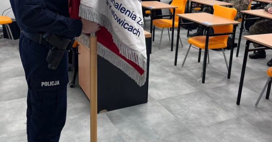 zdjęcie: Mundurowi uczniowie ćwiczyli etykietę i poczet sztandarowy / fot. KMP w Wadowicach