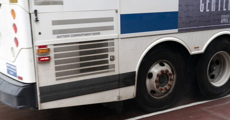 zdjęcie: 2 lata więzienia dla kierowcy autobusu szkolnego; wiózł dzieci i wjechał w budynek / v20242187