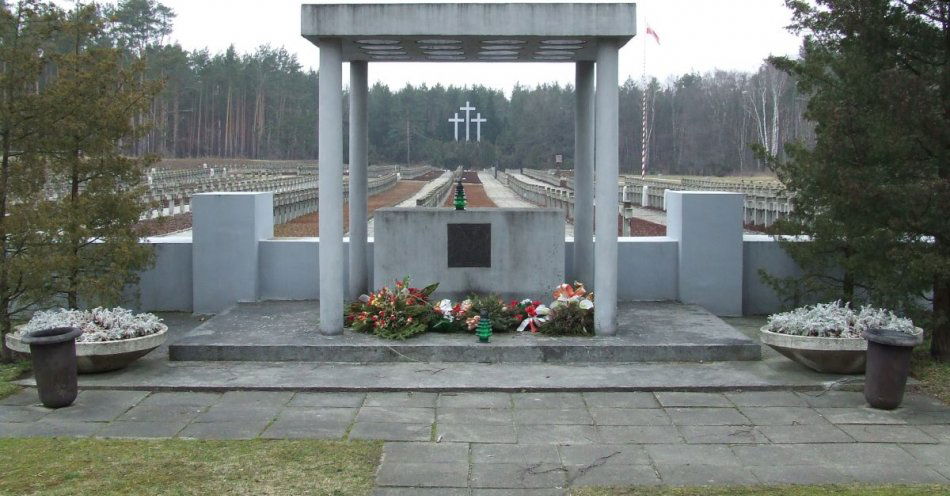 zdjęcie: Policjanci złożyli hołd pomordowanym w Palmirach / fot/Hubert Śmietanka /CC BY-SA 2.5https://creativecommons.org/licenses/by-sa/2.5/