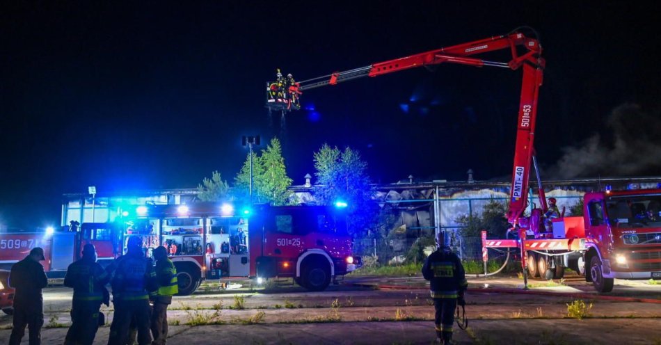 zdjęcie: Po pożarze strażacy rozbierają i dogaszają halę w powiecie puckim / fot. PAP