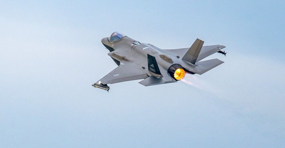 zdjęcie: Dowództwo Operacyjne: polskie lotnictwo w powietrzu w związku z rosyjskimi nalotami na Ukrainę / Poznań Krzesiny, 20.11.2025. Wizyta na terenie 31. Bazy Lotnictwa Taktycznego Poznań Krzesiny, 20 bm. Podczas media day zaprezentowano działania komponentu norweskiego oraz współpracę z żołnierzami 31.BLT. (ad) PAP/Jakub Kaczmarczyk