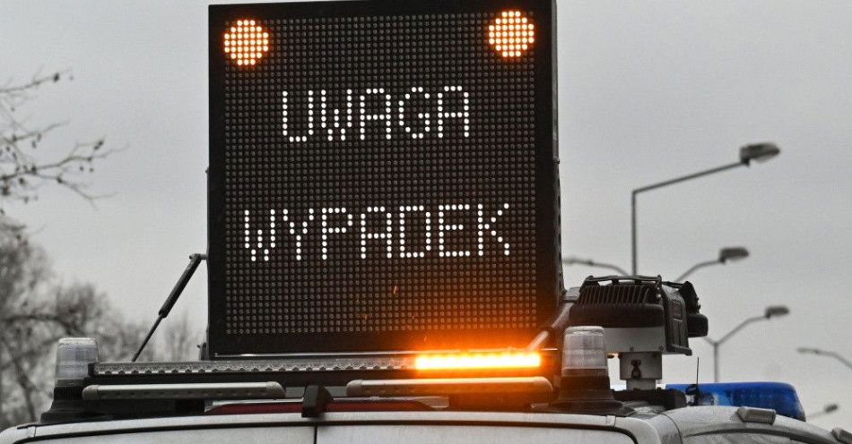 zdjęcie: KGP: 155 wypadków drogowych w długi weekend i ponad 750 zatrzymanych kierowców / Szczecin, 02.01.2024. Zderzenie dwóch samochodów na ulicy Derdowskiego w Szczecinie, 2 bm. Dwie osoby zostały zakleszczone w autach. Konieczna była interwencja strażaków. Pogotowie ratunkowe przewiozło trzy osoby do szpitala. (ad) PAP/Marcin Bielecki