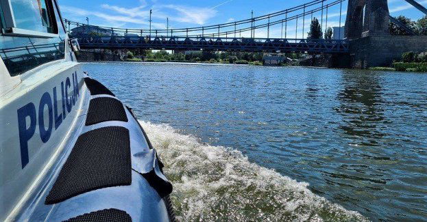 Wypoczynek nad wodą jest bardzo przyjemny, szczególnie w upalne dni. Co zrobić, aby spędzać czas wolny bezpiecznie?