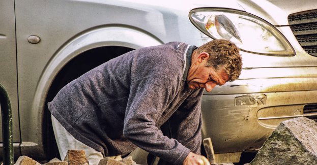 Robotnicy remontujący ulicę w centrum miasta oblali betonem zaparkowane auto