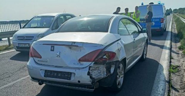 Motocyklista najechał na tył samochodu