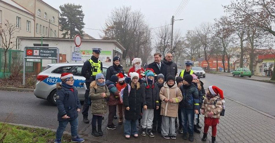 zdjęcie: Mikołajki z odblaskami: policjanci i starostwo rozdawali prezenty / fot. KPP w Kutnie