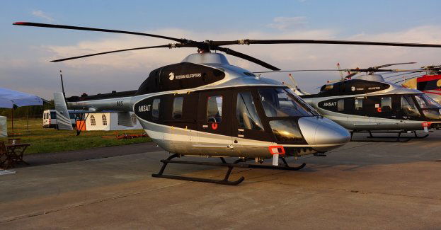 Po nawałnicy uszkodzony dach hangaru i dwa śmigłowce 25BKPow w Leźnicy Wielkiej