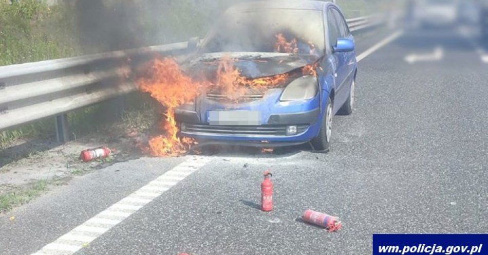 zdjęcie: Policjanci z Komisariatu Policji w Lidzbarku gasili płonące auto / fot. KPP w Działdowie