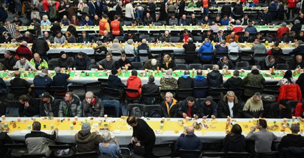 W Sopocie i Gdańsku osoby bezdomne i potrzebujące zasiadły do wielkanocnych śniadań