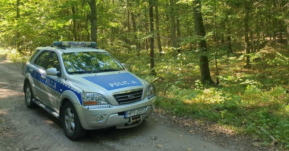 zdjęcie: Policjanci zabezpieczyli miejsce znalezienia niewybuchu / fot. KPP w Olecku